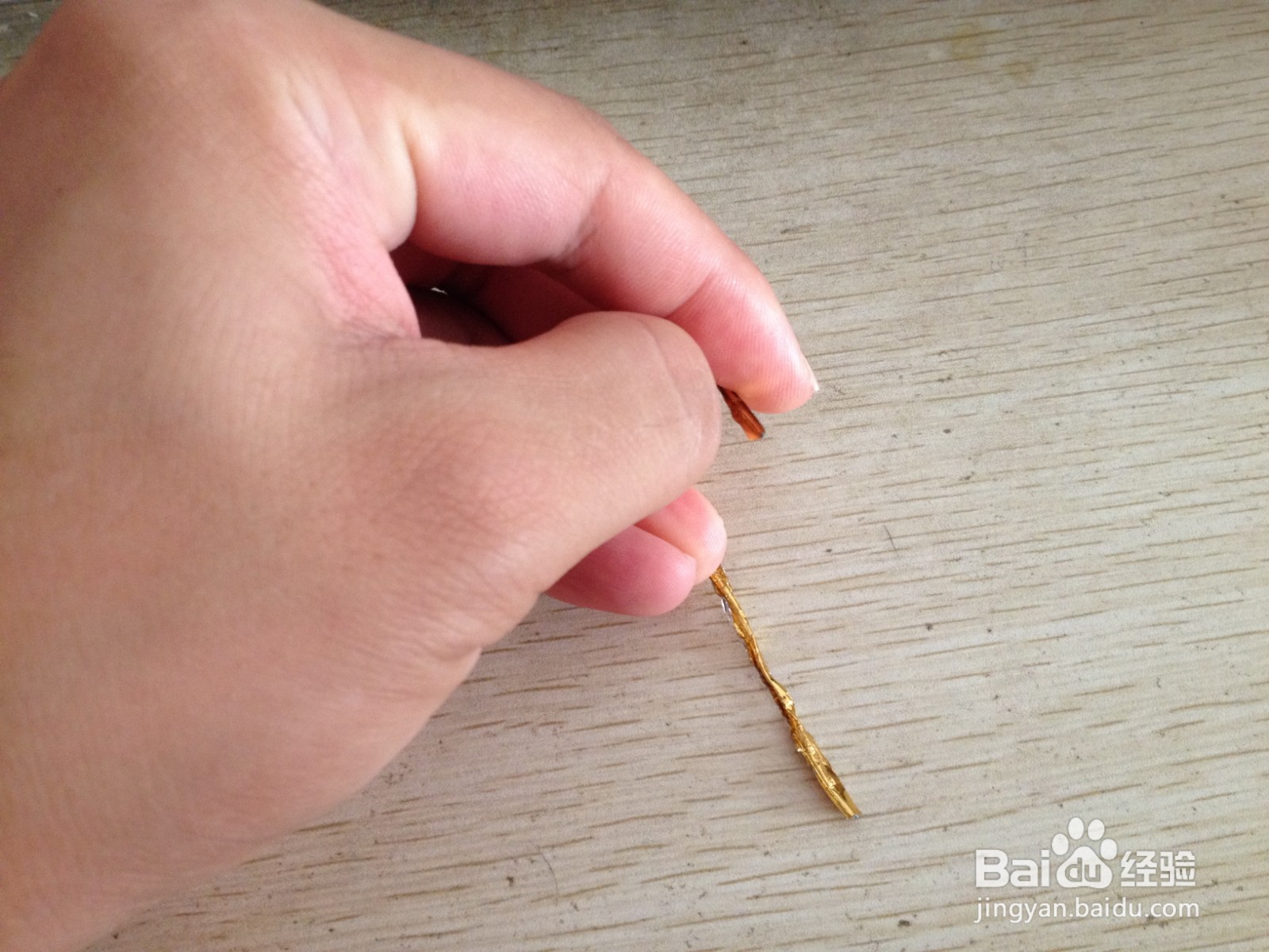 如果用一个面包袋的绑绳折出简易的钢笔的支架