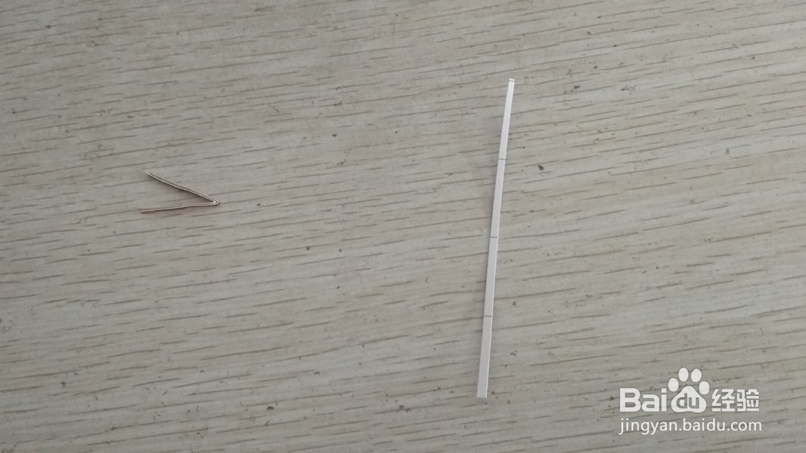 如何用两个细长长方形硬卡纸做简易的中性笔支架