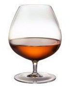 不同种类的葡萄酒应搭配不同的酒杯