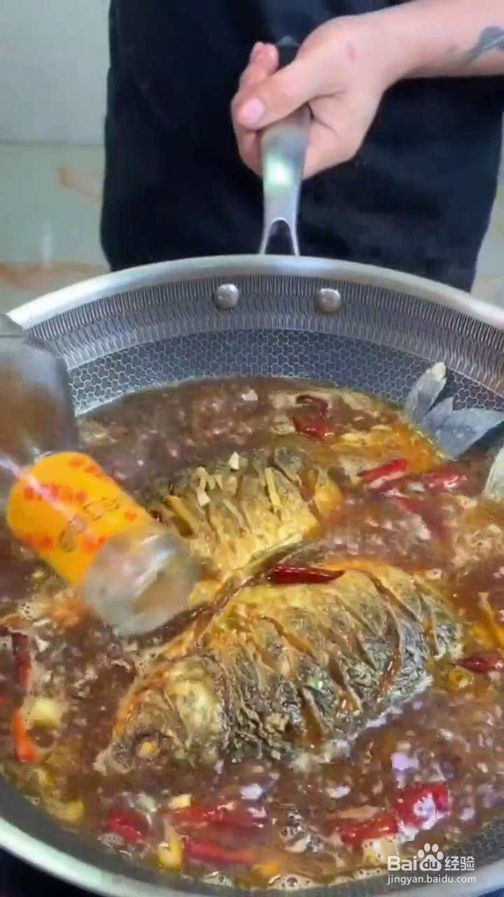 如何制作好吃的鲫鱼烧粉条?