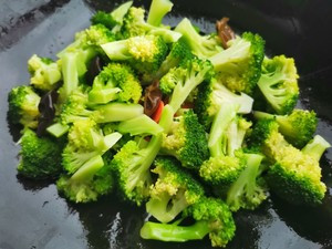 西兰花木耳炒火腿的做法
