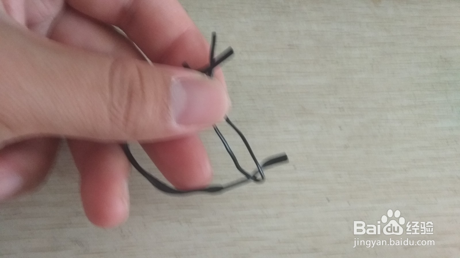 如何用两个数据线绑绳做简易的中性笔的支架