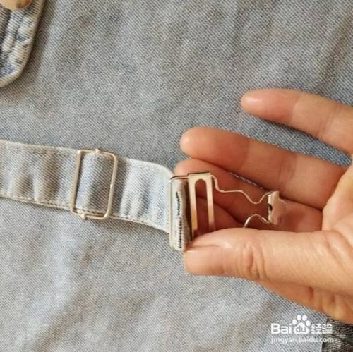 背带裙怎么安装扣扣