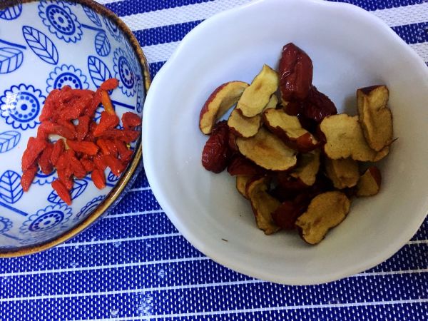 雪耳莲子红枣羹