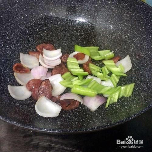 青椒洋葱炒腊肠的做法