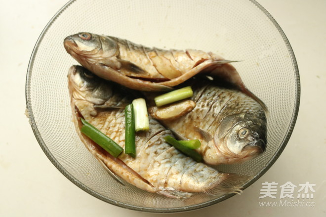 香酥鲫鱼的做法