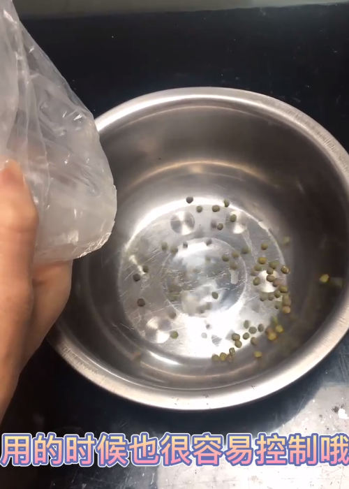 怎样巧妙使废弃水瓶变废为宝?