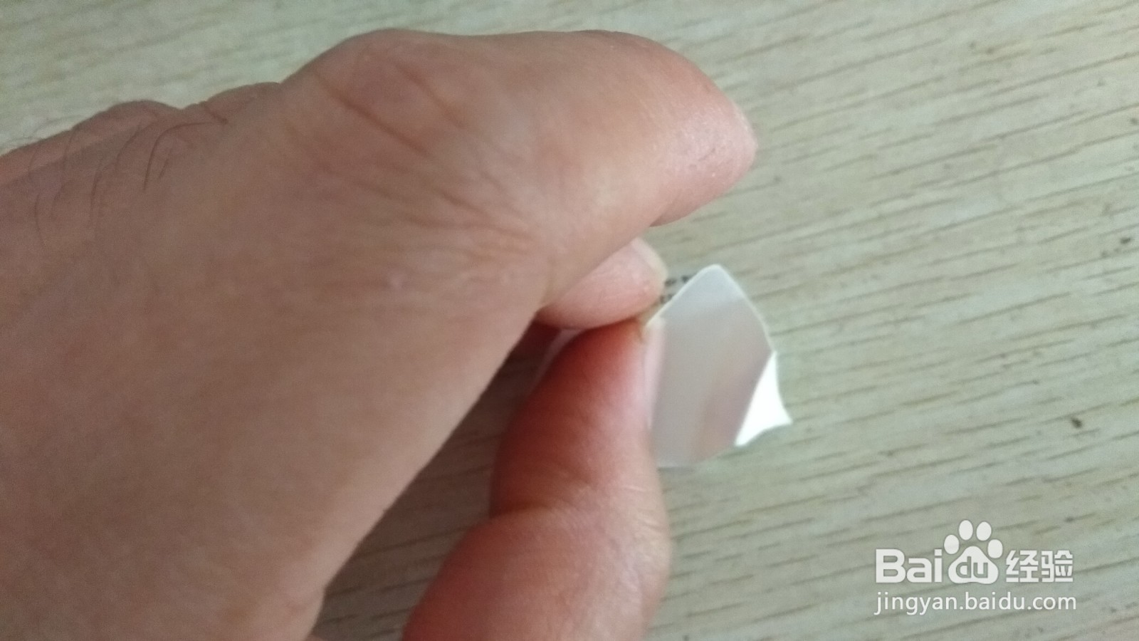 如何用一个三角形硬卡纸做简易的中性笔的支架
