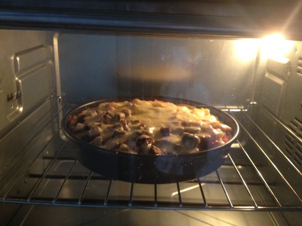 牛肉培根和夏威夷双拼披萨