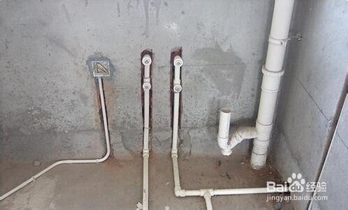 家里厨房的水流很小但卫生间正常，怎么回事？