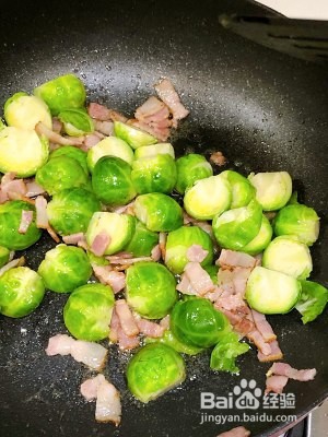 养生食补黄油风味培根炒孢子甘蓝的做法