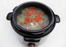 银耳莲子枸杞汤