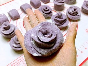 养生食补玫瑰花馒头（紫甘蓝）的做法