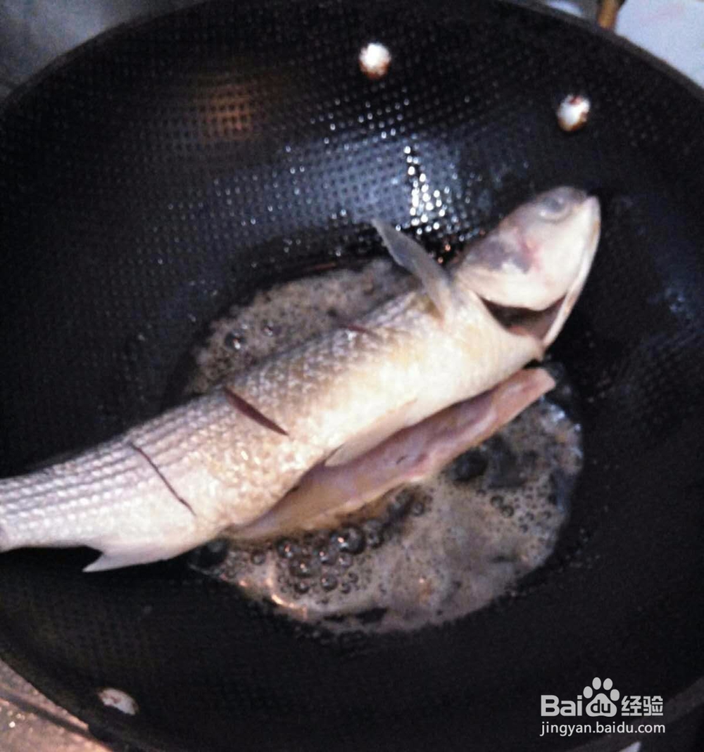 池蛋鱼炖白菜冻豆腐的做法