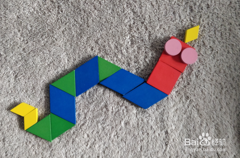 用蒙氏积木怎样拼一条吐芯子的蛇？