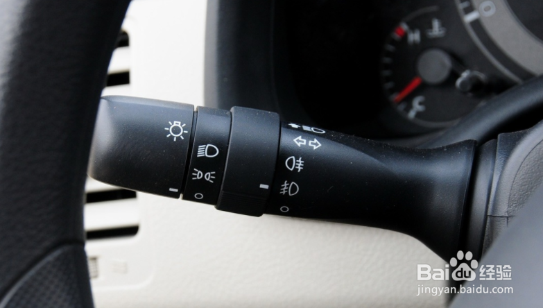 自动挡车灯怎么开
