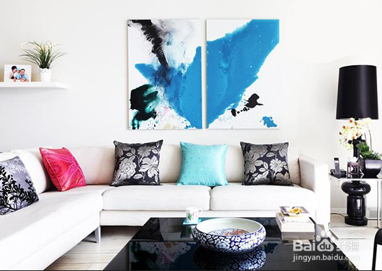沙发后亦成风景 妙用装饰画巧饰家