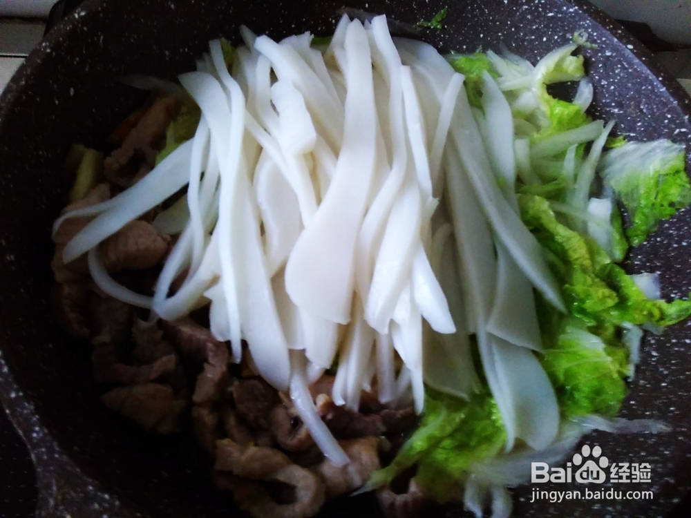 娃娃菜肉丝炒粉利的做法