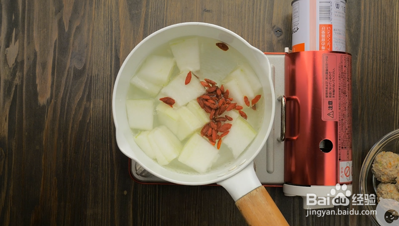 孕中期补充水分预防便秘:冬瓜丸子汤