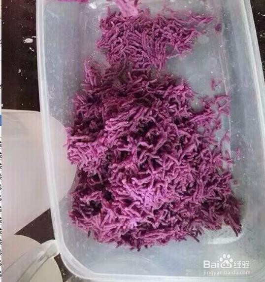 紫薯猫耳朵小吃制作,油炸紫薯小面皮简约方法