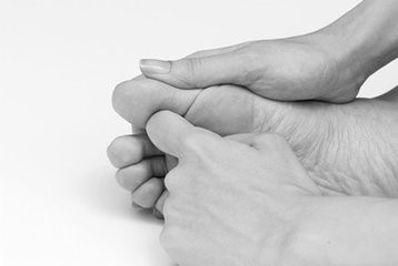 冬季女生手脚冰冷是什么原因？怎么改善？