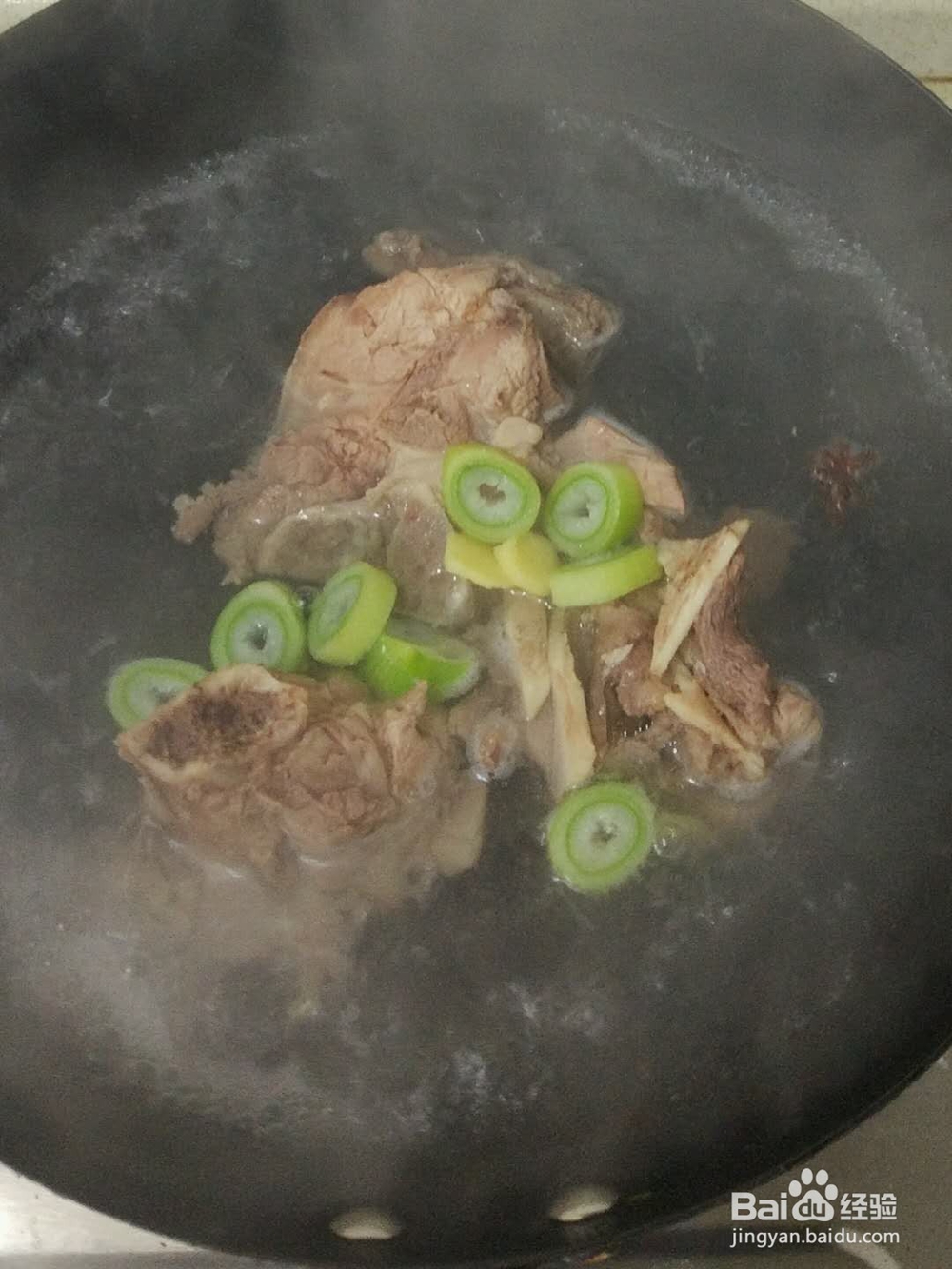 如何做萝卜骨头汤。