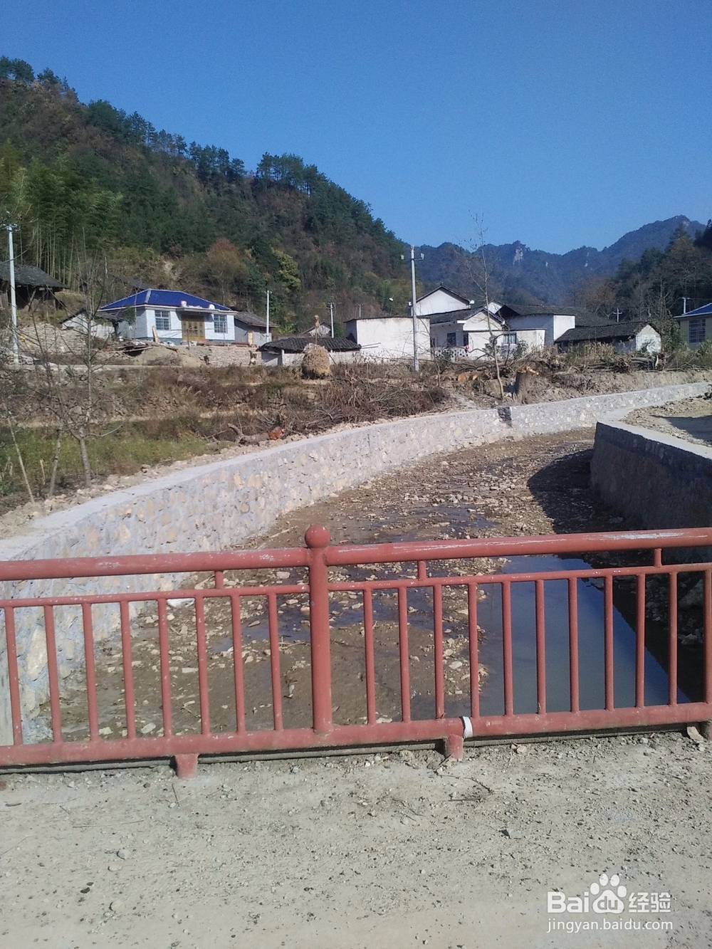 鸣凤村干部们工作认真经常走访贫困户记实