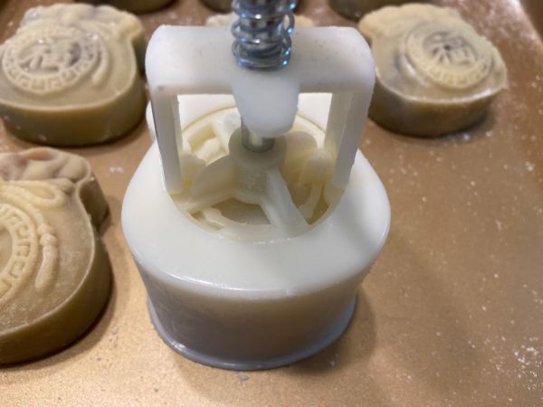 广式豆沙蛋黄月饼