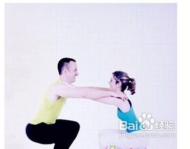 拉伸情侣瑜伽教程图解 情人节运动增甜蜜