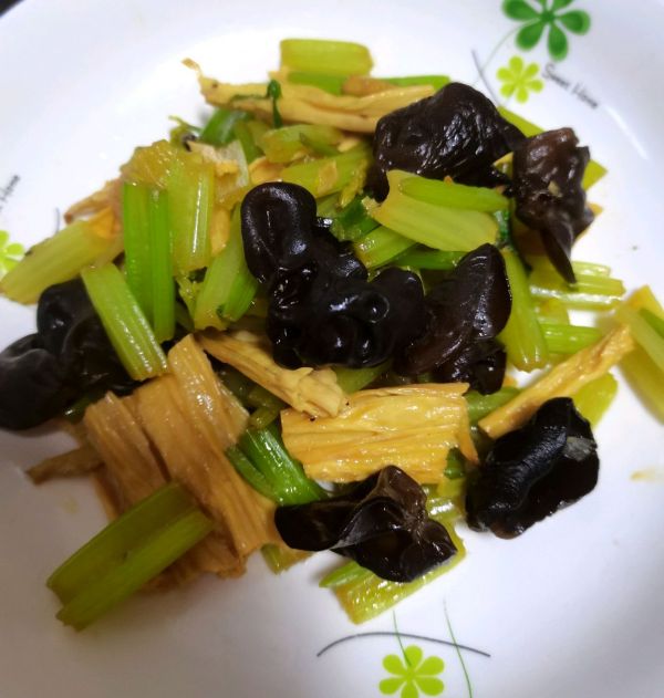 减脂素菜腐竹芹菜