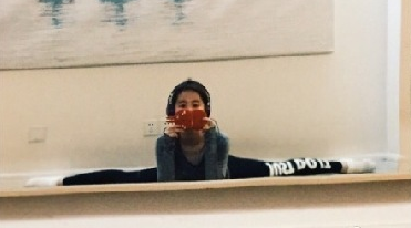 些女星一言不合就劈叉赵丽颖呆萌,刘诗诗