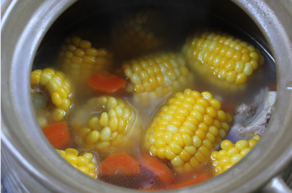 胡萝卜玉米骨头汤