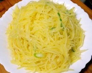 炒土豆丝的做法分享。