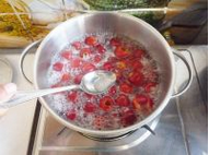 在家里如何制作可口的山楂罐头