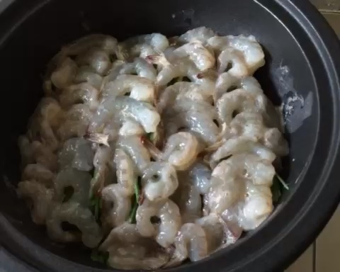 塔吉锅生煎虾，感觉口水已经流下来了！