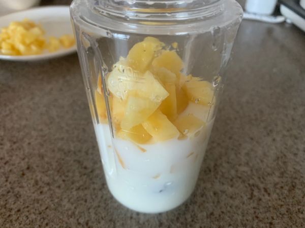 蜜桃菠萝蓝莓思慕雪