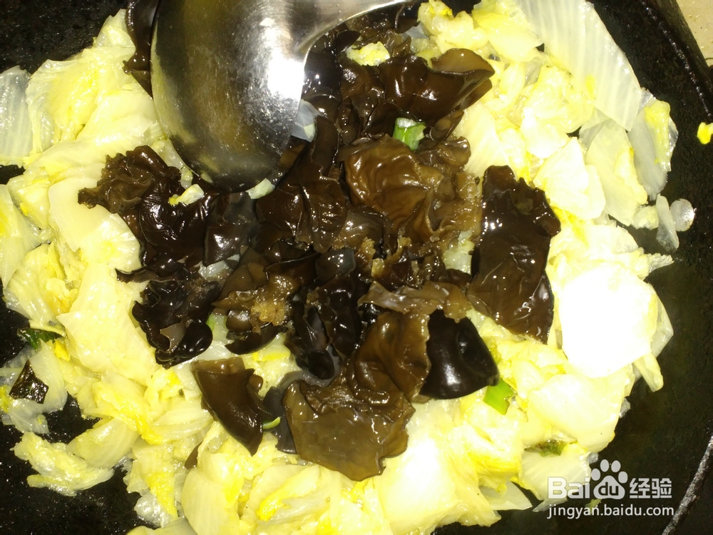 东北特色素菜:白菜炒木耳