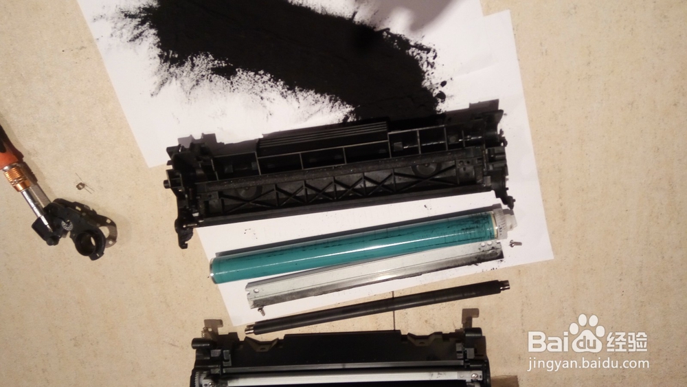 HP惠普P1007打印机打印黑色条痕废粉仓清理