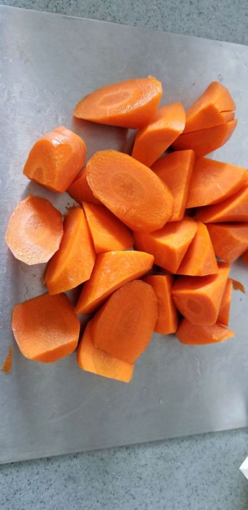 胡萝卜去皮,切块,放入搅拌机打成蓉.