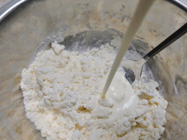 一把勺子做葡萄干司康