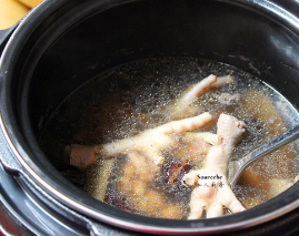 眉豆花生煲鸡爪