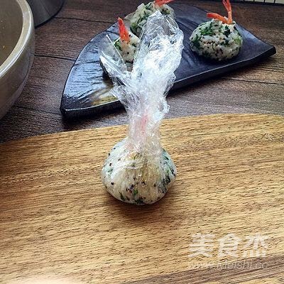 藜麦荠菜鲜虾饭团