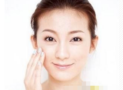 涂抹乳液的方式和手法