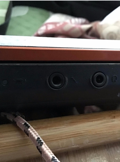 使用麦克风时，自己可以听见自己的声音，对方听不到