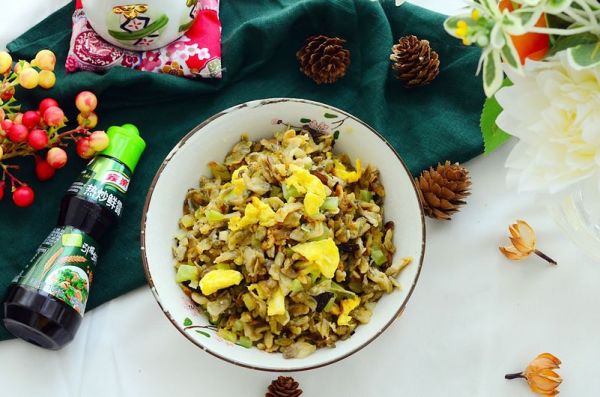 鸡蛋热炒鲜味槐花