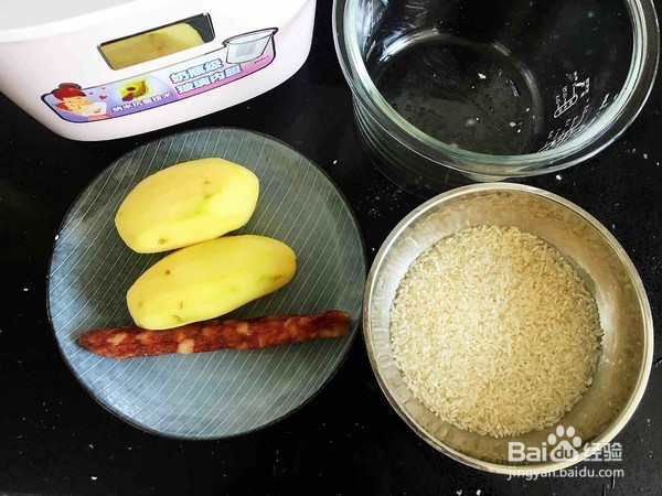 如何制作土豆腊肠焖饭