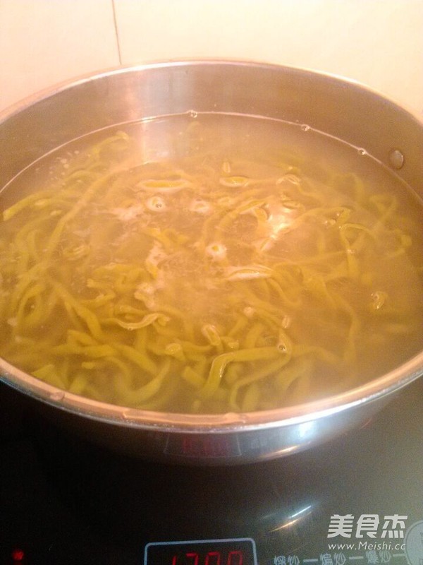 云耳鸡蛋炒面