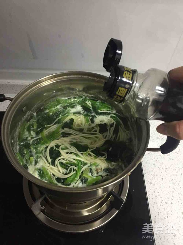 菠菜鸡蛋面的做法