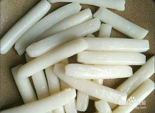 年糕焖排骨的做法