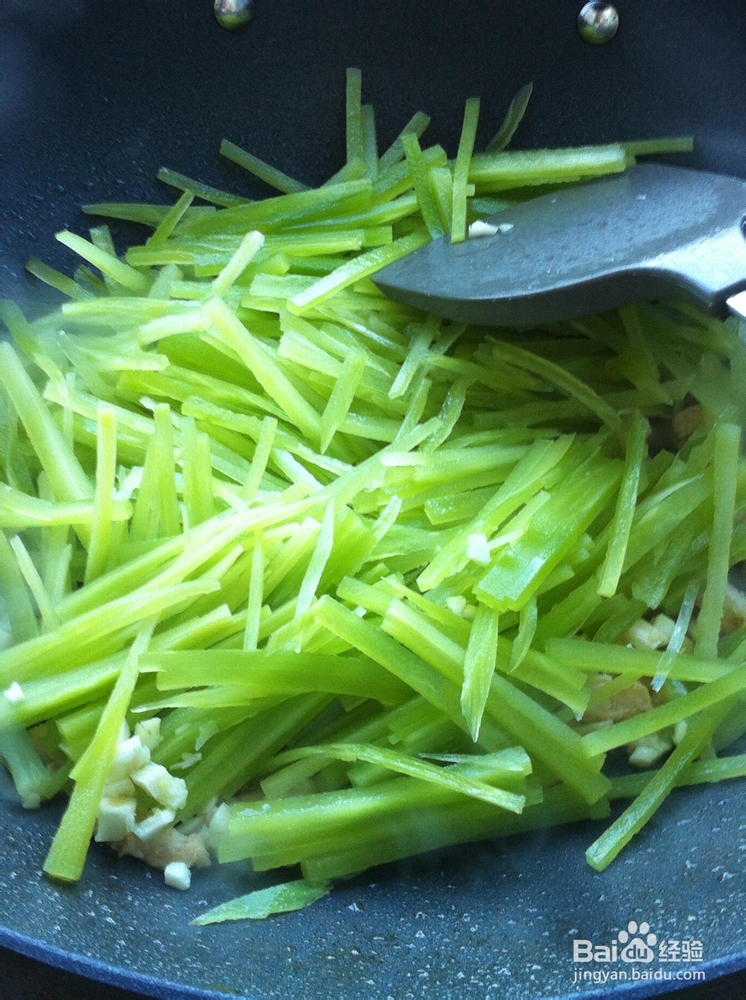 莴苣炒鸡脯肉——既营养又养眼的搭配！